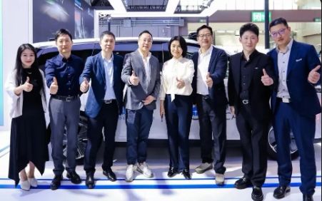 浦东新区副区长李慧调研天瞳威视展台，共启智慧交通政企协作新篇章